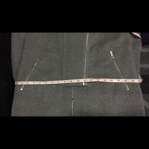 Lightly worn wool jacket. Excellent condition. - Picture 7 of 10